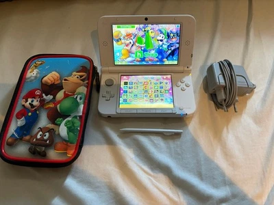 Nintendo 3DS XL Weiß + Ladekabel + Tasche + Sehr viele Spiele (Mario/Pokemon etc - Bild 1 von 4