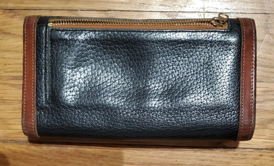 Billetera de identificación de monedas Dooney & Bourke de colección con chequera de crédito Foto 2 de 4