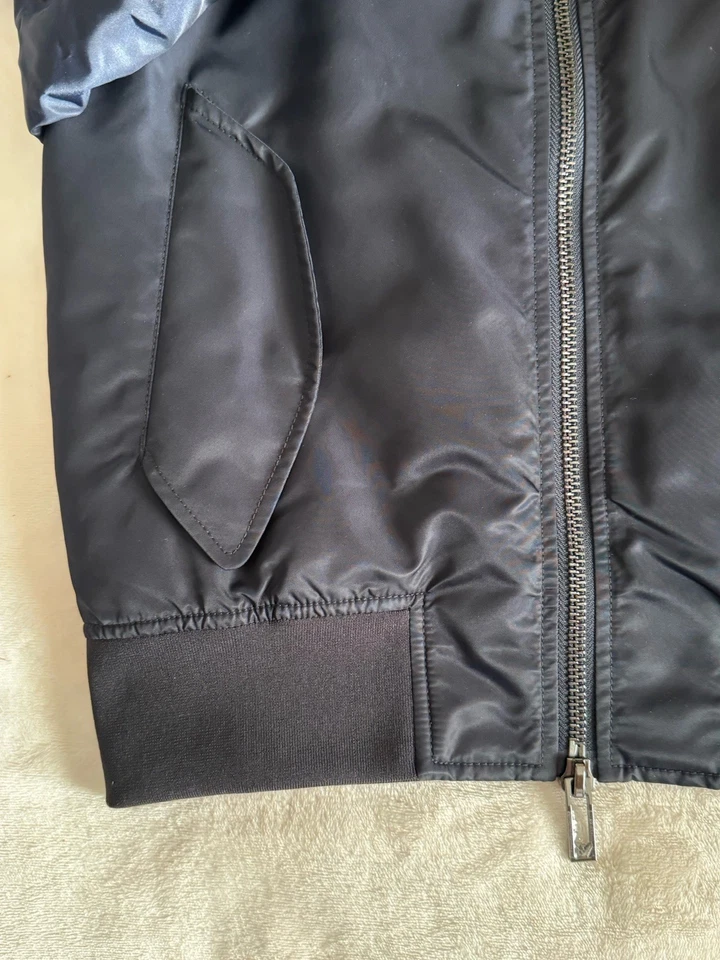 Jaqueta bombardeiro Emporio Armani náilon brilhante com bordado buldogue francês tamanho P - Imagem 3 de 4