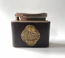 8) Tischfeuerzeug aus Sammlung IBELO MONOPOL mit Messing Emblem "Dom zu Köln"