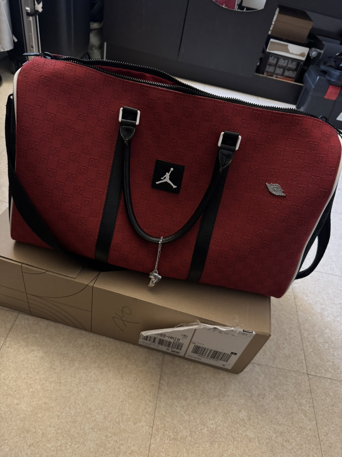 Sac de sport Jordan rouge monogram pour ranger vos baskets sales séparément