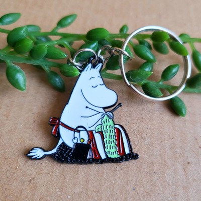 Die Mumins Schlüsselanhänger - Mumin Muminmamma Stricken Metall Emaille Keychain