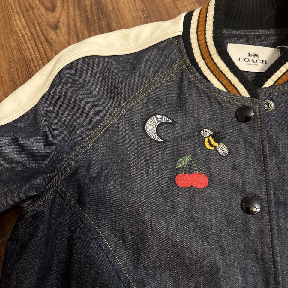 Chaqueta Coach Varsity de cuero y mezclilla $795 Foto 4 de 4