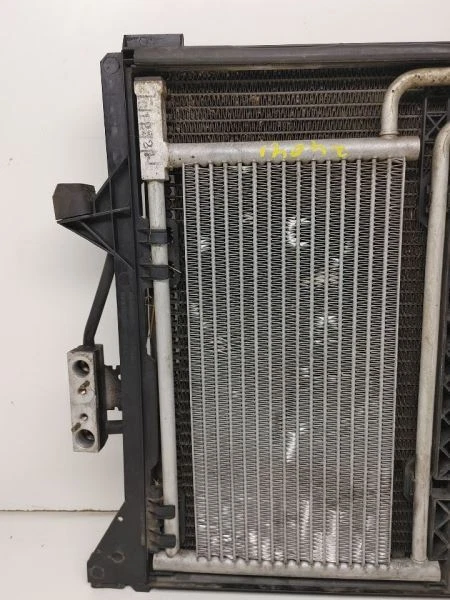 BMW 545I 2004-2005 condensador de CA Foto 3 de 4