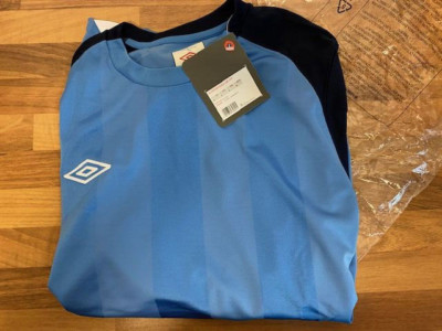 Umbro Herren Trikot blau mit schwarzen Ärmel XL / neu
