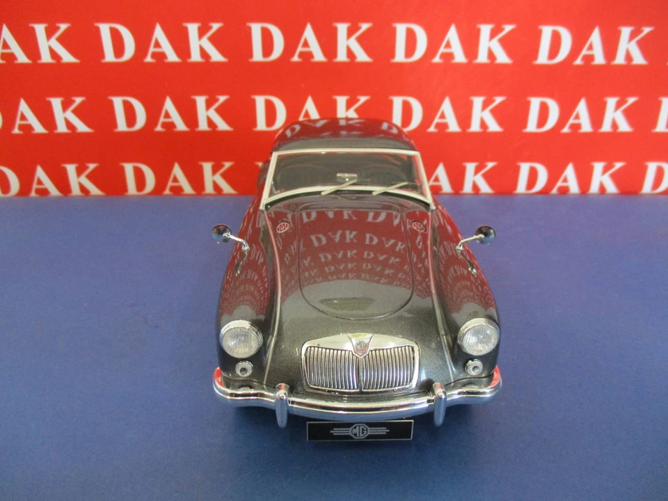 Die cast 1/18 Modellino Auto MG A MK.I A1500 Closed Hard Top 1967 by Triple9 - Immagine 3 di 4