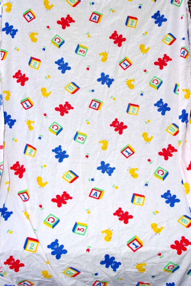 Osos de peluche vintage años 90 patos bloques tulipanes AOP hoja de cuna colores primarios usado en excelente estado Foto 2 de 2