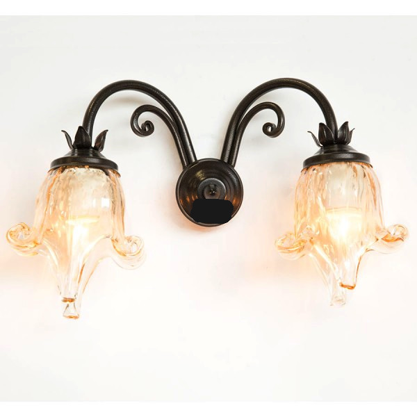 Luce Nostalgica: Applique in Ferro Battuto e Vetro Ambra 2 Luci