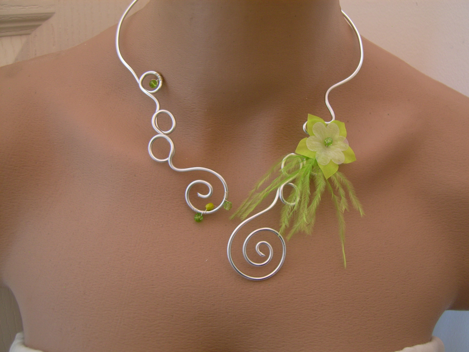 Collier vert anis de mariée avec fleur originale et fermoir ajustable