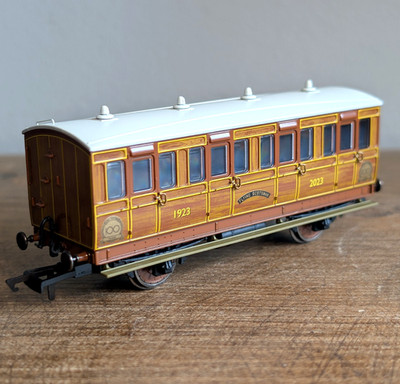 Hornby R40369 Flying Scotsman 100th Anniversary 4-Wheel Teak Coach (LNER Era 3)