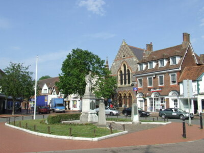 FOTO CHESHAM BROADWAY UND KRIEGERDENKMÄLER DER BROADWAY IM STADTZENTRUM VON CHESHAM.TH