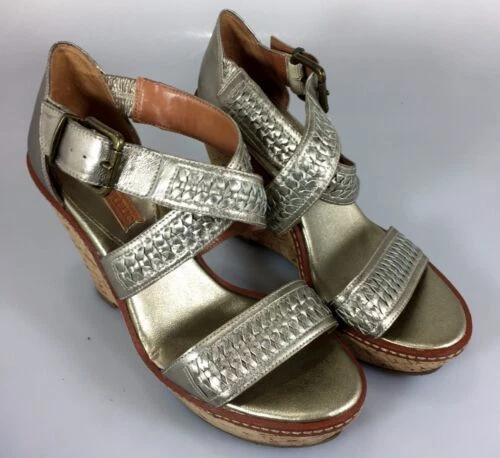 Sandálias femininas de couro envernizado Banana Republic