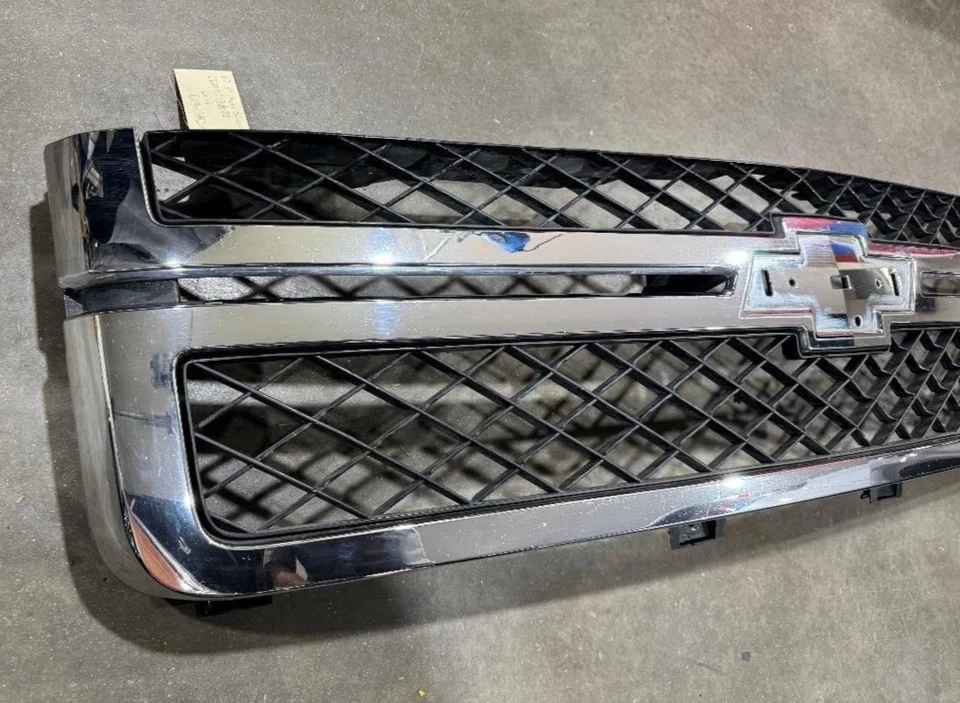 Chevy Silverado 2500HD 3500HD 2007-2014 parrilla delantera P/N 831144196 original OEM Foto 2 de 4