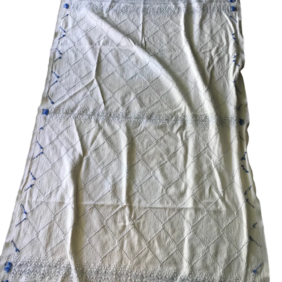 Manta de sofá rectangular con flecos blancos y azules Foto 3 de 3