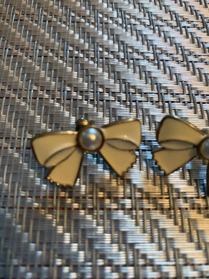 Pendientes Betsey Johnson de perlas de imitación con lazo de marfil Foto 2 de 4