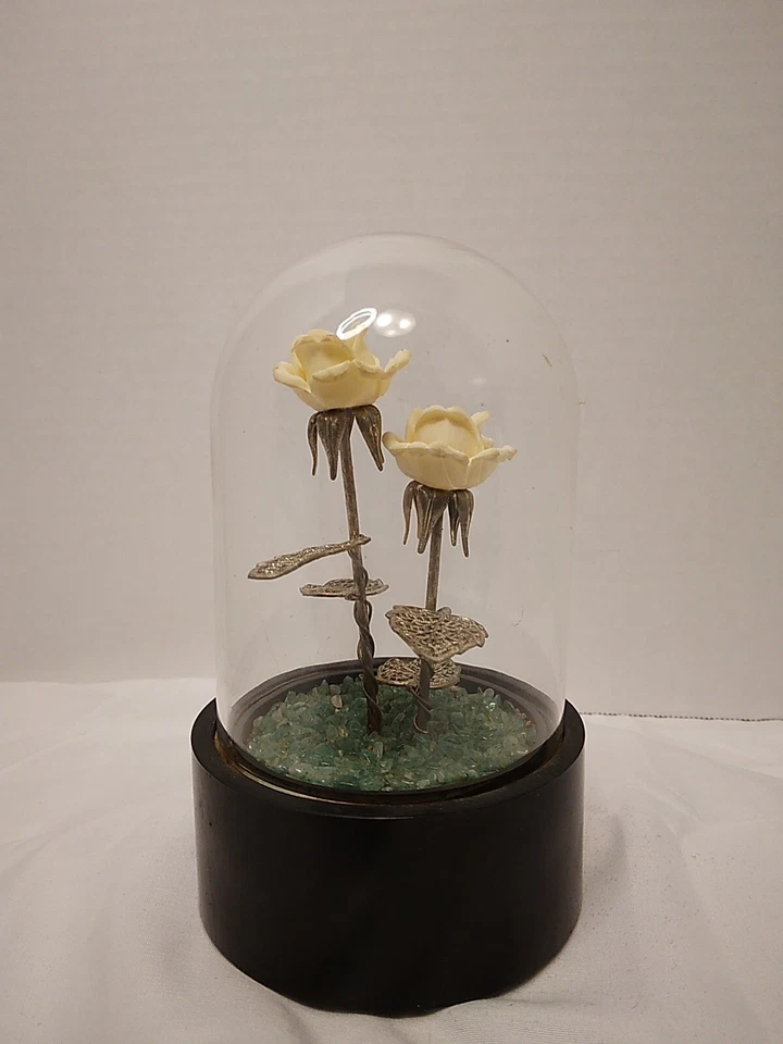 Expositor de cúpula de vidrio con rosas de porcelana sobre tallos plateados base de madera NECESITA LIMPIEZA Foto 3 de 4