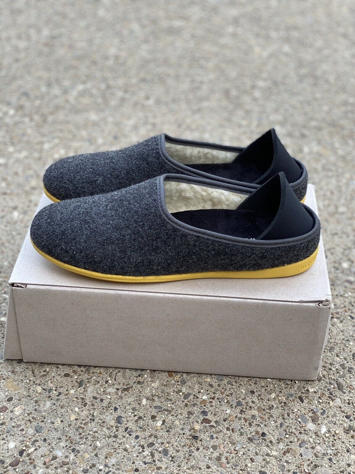 SAOLA Pantofola classica Mahabis da uomo taglia US 8 EU 41 Larvik grigio scuro gialla suola nuova con scatola