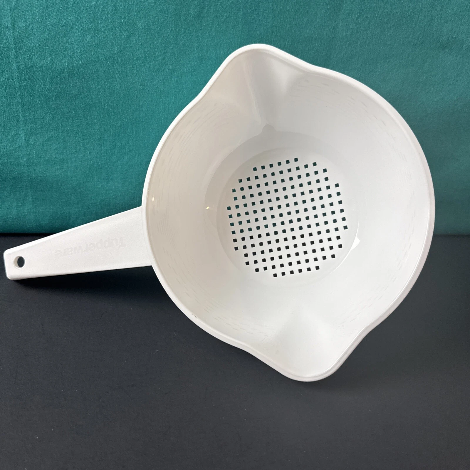 Tupperware Colander 1qt Double Pouring Spouts White Hole And Hook Hanging 1qt