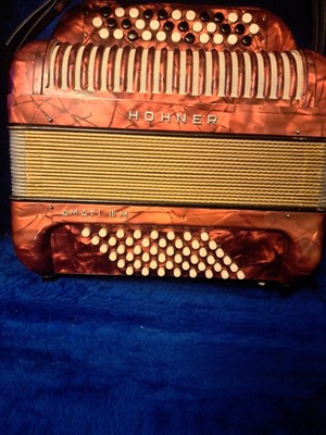 Hohner Amati III M. B,C,C# Schlüssel. 2 Stimmen. Schönes, kompaktes, leichtes Akkordeon.