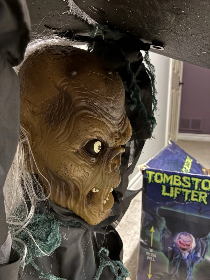 Spirit Halloween 2009 Tombstone Lifter Halloween Animatronic Prop Rare Original - Image 4 of 4