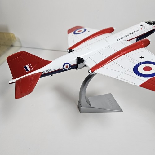 Corgi Aviation AA34706 English Electric Canberra B(I)6 WT309 Boscombe Down 1985 - Picture 22 of 24