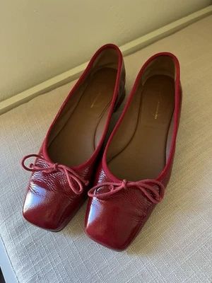 Pisos de ballet Margaux de cuero con estampado rojo punta cuadrada talla 37 con detalle de lazo - Imagen 1 de 4