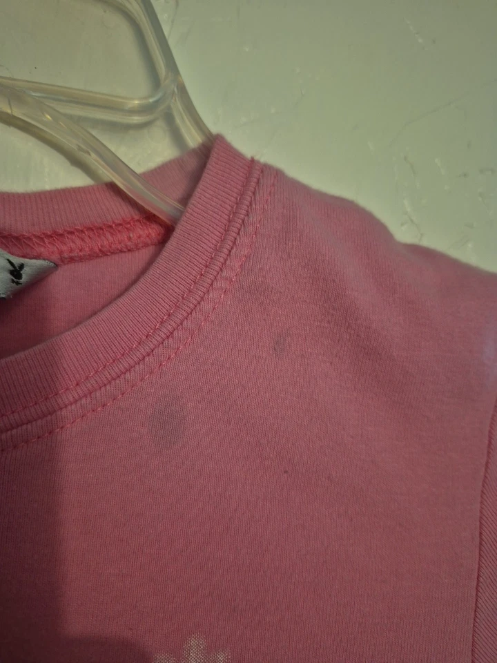 Camiseta Babydoll Playboy Rosa Graffiti Playboy Y2k De Colección M/L *Pequeños Puntos Cerca del Cuello Foto 4 de 4