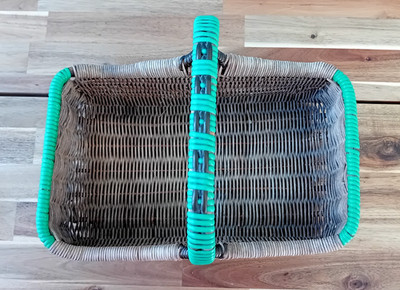 Schöner Vintage Einkaufskorb aus Weidenstock mit grünem Rand