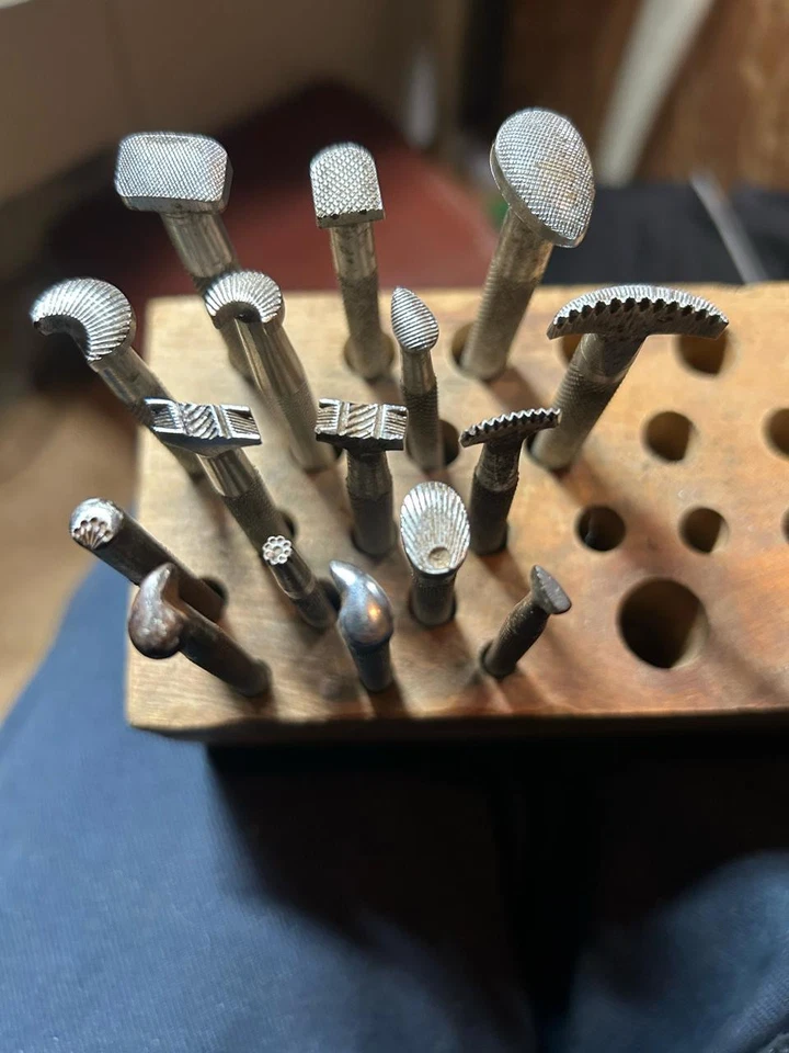 Herramienta de estampado de cuero, vintage anterior a 1963 Foto 2 de 3