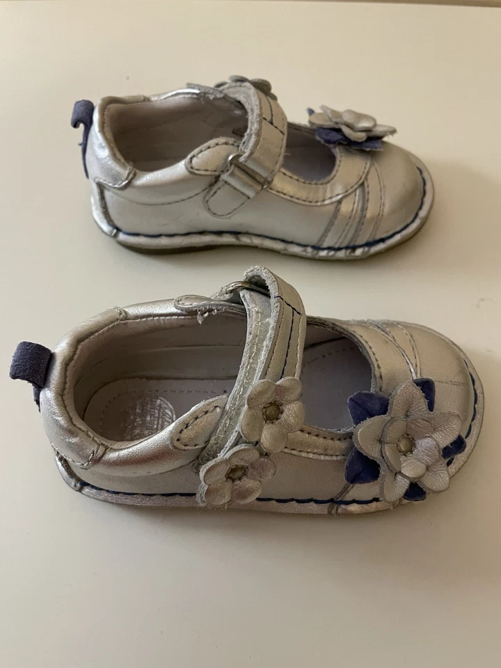 ZAPATOS STRIDE RITE MEDALLÓN CIARA NIÑAS PEQUEÑAS talla 5.5 CUERO PLATEADO Foto 3 de 4