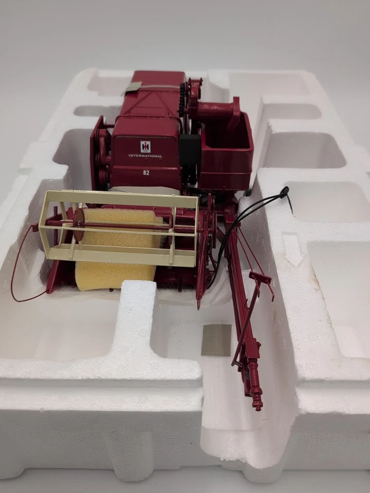 1/16 SpecCast International Harvester Model 80 Pull Type Combine  - Image 4 of 4