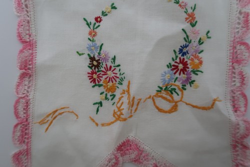 Vintage hand stitched needlepoint doily floral wreath pattern - Picture 3 of 7