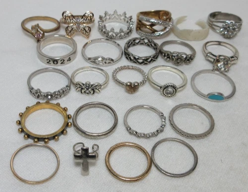 VINTAGE TO NOW LOT OF  RINGS FASHION COSTUM JEWELRY GOLD SILVER TONE #44