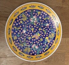 Teller China 20.Jahrhundert gelbgrundig polychromes Dekor Schriftzeichen Markier