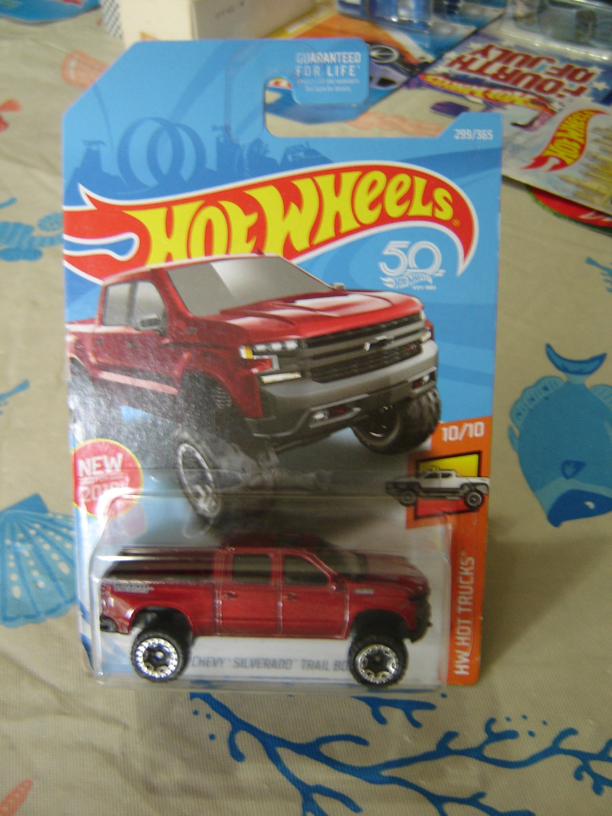 Hot Wheels HW HOT TRUCKS '19 Chevy Silverado Trail Boss LT Pickup 1:64 FJV97