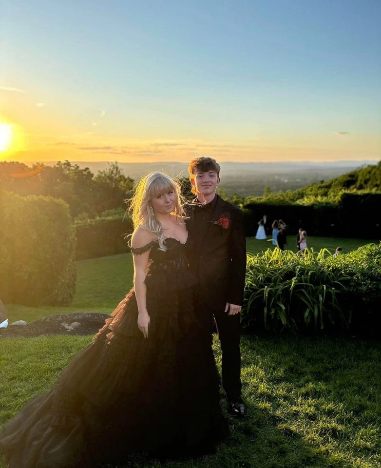 Vestido de graduación Sherri Hill negro Foto 2 de 4