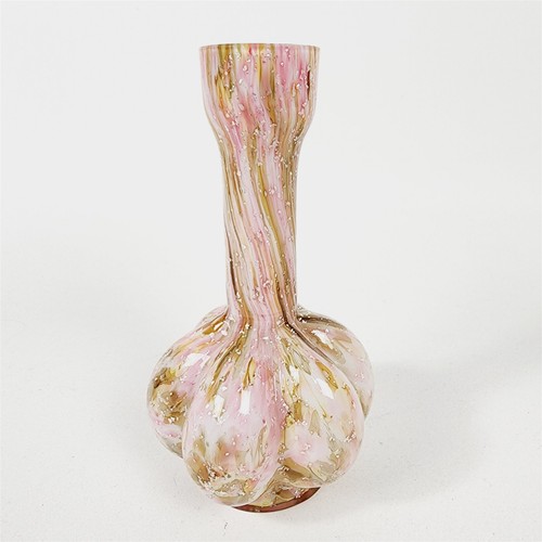 Jarrón de arte de vidrio con estuche de piel de cebolla lobulada de mica vintage rosa verde remolino - 6 1/2" - Imagen 4 de 7