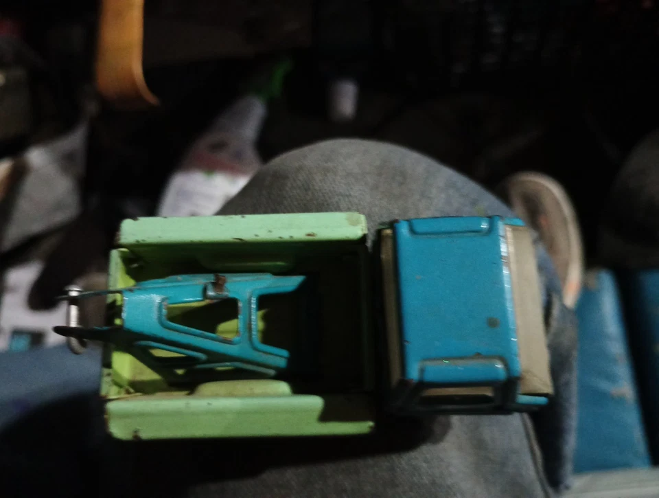 Antigua mini grúa vintage azul/verde Marx de 3 1/2" de largo Louis años 60 Foto 2 de 4