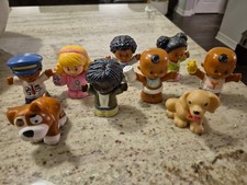 Fisher Price Little People Lot of 9 Figures And Dogs