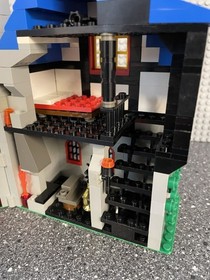 LEGO Castle 3739 Blacksmith Shop . 100 % Complete Set w / very nice minifigs