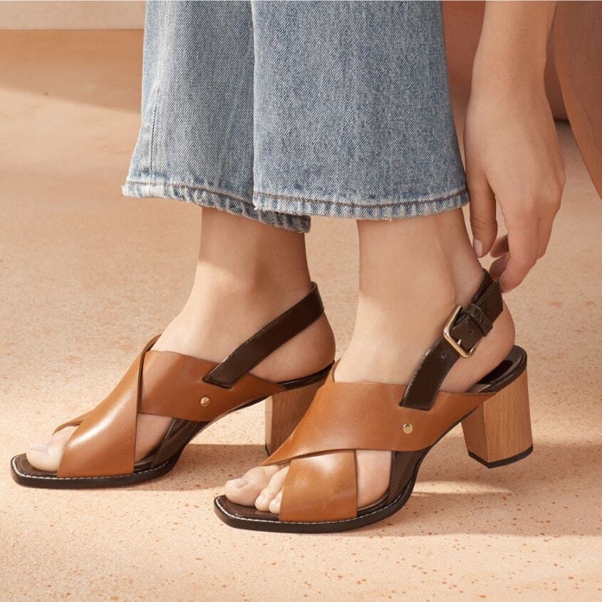 サンダル・ミュール Jimmy Choo Brown Leather Azie 85 Sandals Jimmy Choo AIX 85 Slingback Sandals Brown Leather Criss