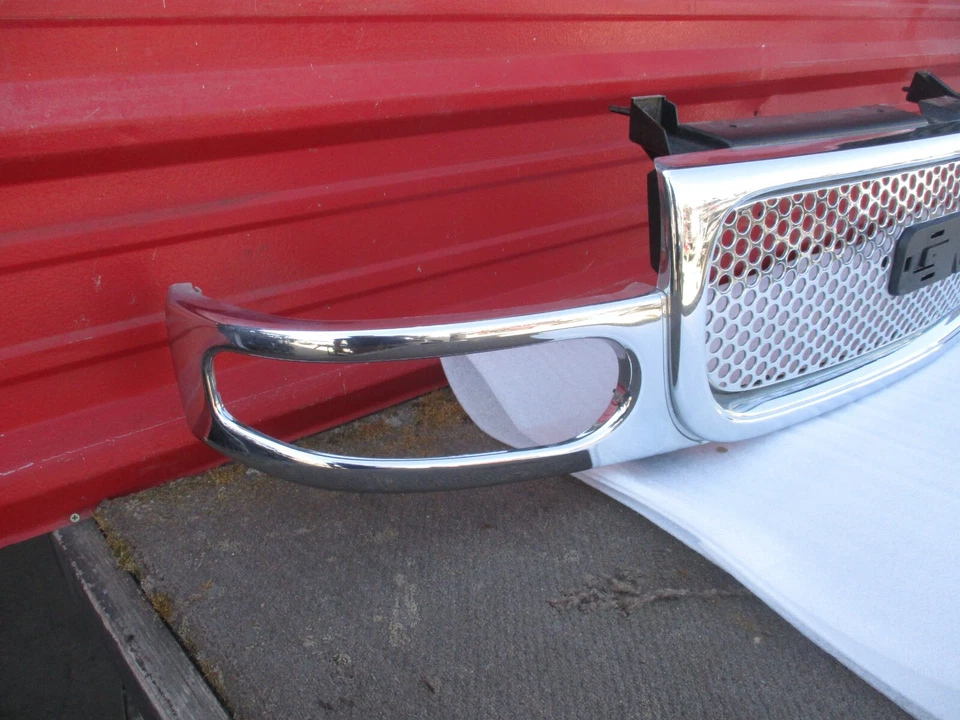 GMC Yukon 2000-2006 parrilla cromada OEM (solo recogida local) Foto 3 de 4