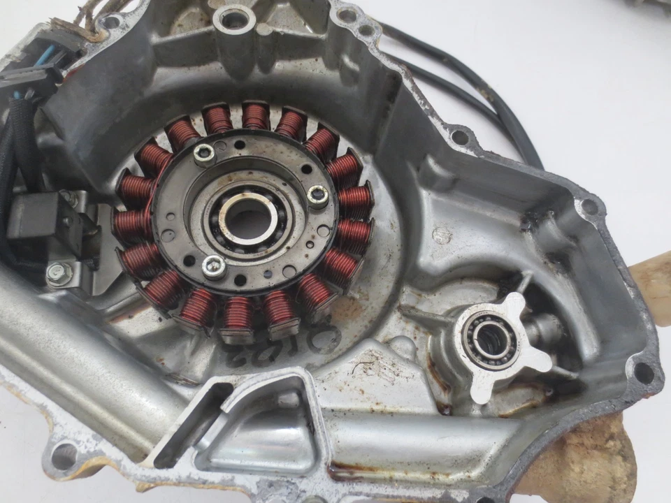 Estator Arctic Cat 650 V2 2005 usado OEM con cubierta lateral del motor Foto 2 de 4