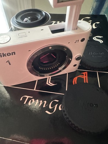 Nikon 1 J1 10.1MP Digital Camera - White KIT READ NO REFUNDS WILL BE ISSUED - Picture 8 of 9