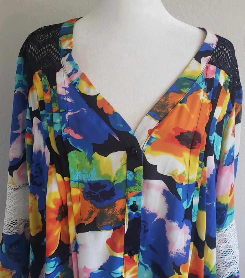Túnica NY Collection Plus 3X Top Artística Floral Renda Brilhante Plissada Botão Frontal - Imagem 2 de 4