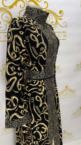 Elegante Vestido Abaya Árabe Caligrafía Horoof Dorado Bordado Largo Negro y Dorado - Imagen 2 de 6