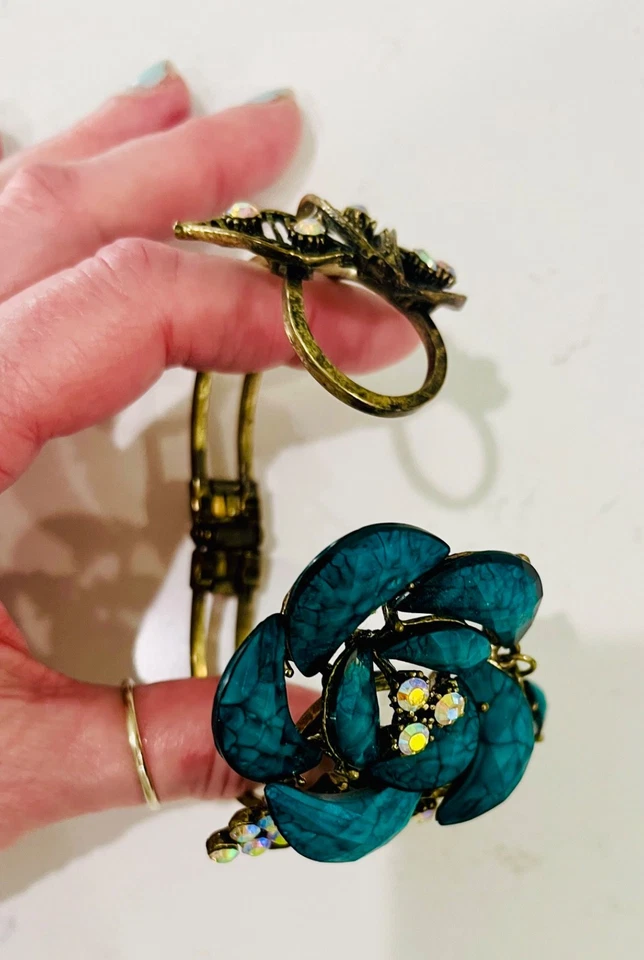 Pulsera llamativa vintage con bisagras florales de resina turquesa, pedrería AB Foto 4 de 4