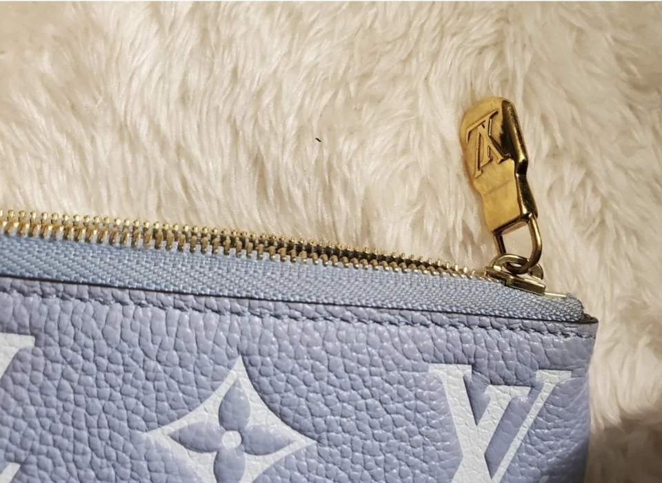 Bolsa de cuero Louis Vuitton Signature con monograma gigante junto a la piscina Foto 4 de 4