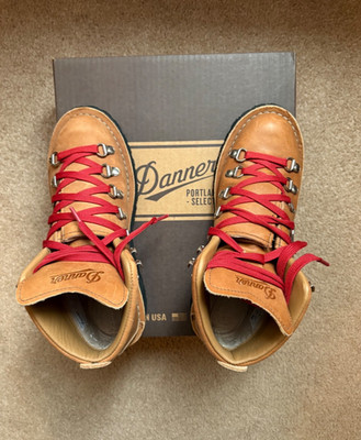 Danner Women s Mountain Light Cascade Clovis hiking boots   Style 31545, Sz 7.5