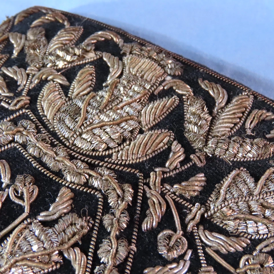 Bolso sin asas de terciopelo negro persa vintage Zari Zardozi bordado alambre dorado y plateado descolorido Foto 3 de 4